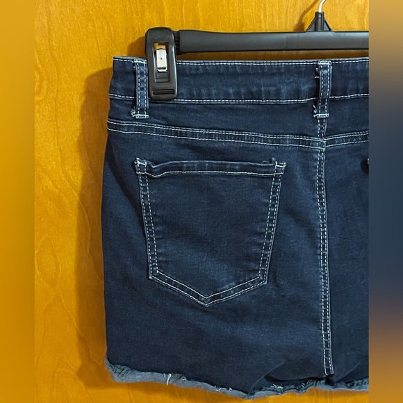 no boundaries size 13 high rise distressed dark wash shorts - Picture 5 of 8